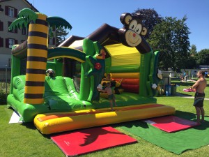 Hüpfburg Monkey Fun mieten | sonniger Tag mit der Hüpfburg 