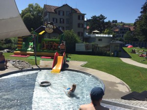 Hüpfburg Monkey Fun mieten | am Pool