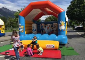 Hüpfburg Picky Fun mieten, ideal für Kinderfeste Thurgau | zu sehen Kinder in einer Gumpiburg