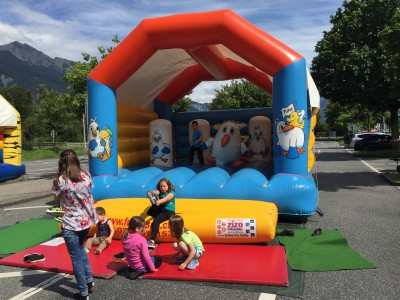 Hüpfburg Picky Fun mieten, ideal für Kinderfeste Thurgau | zu sehen Kinder in einer Gumpiburg