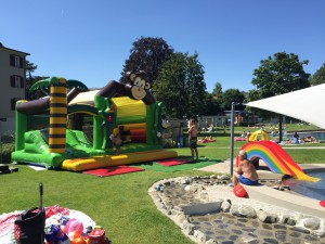 Hüpfburg Monkey Fun mieten | im Freibad