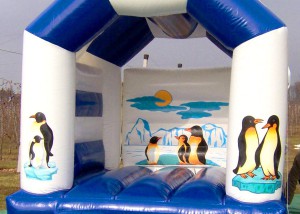 Hüpfburg Little Penguin mieten | blau weisse Gumpiburg