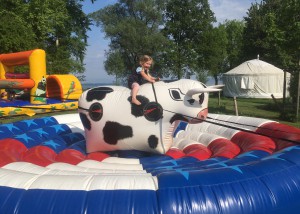 Kids Rodeo Bull mieten | ein Kind sitzt auf dem Rodeo