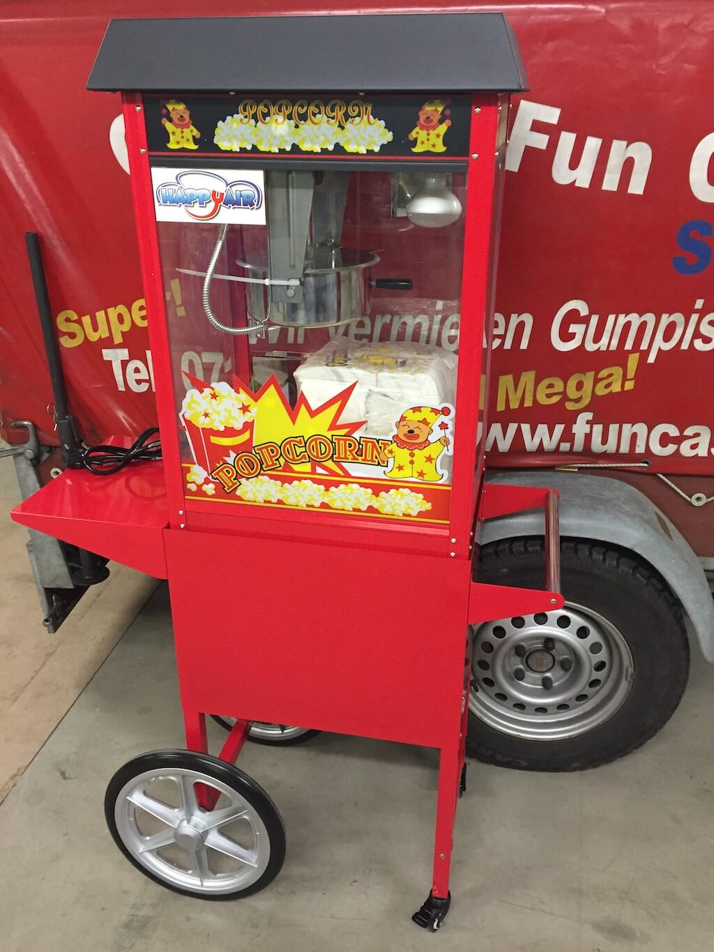 Popcornmaschine mieten in Romanshorn | eine rote Maschine mit Popcorn