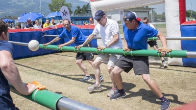 XXL Menschenkicker | Männer spielen im Kicker