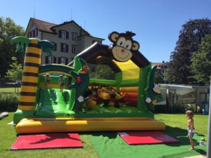 hüpfburgen mieten Ostschweiz | eine bunte Gumpiburg
